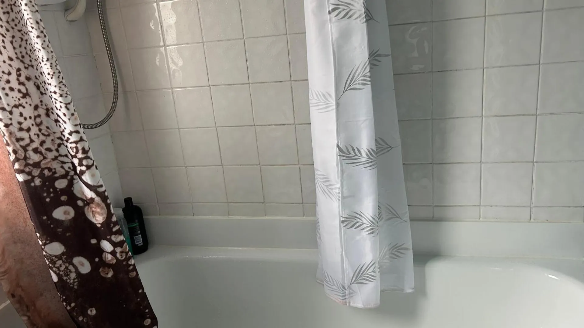 Spacious Room Close To Tram location